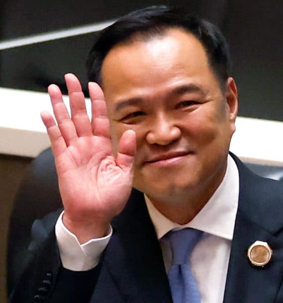 Bangkok (Thailand), 05/09/2025.- Bhumjaithai Party's leader Anutin Charnvirakul waves after being elected as prime minister during a voting session at Parliament in Bangkok, Thailand, 05 September 2025. Bhumjaithai Party's leader Anutin Charnvirakul succeeded in the parliamentary vote to become Thailand's 32nd prime minister and stated to form a minority coalition government after the charter court removed Paetongtarn Shinawatra from the office over severe ethics violations due to the leak controversial phone call with Cambodia's senate president. (Camboya, Tailandia) EFE/EPA/RUNGROJ YONGRIT BEST QUALITY AVAILABLE