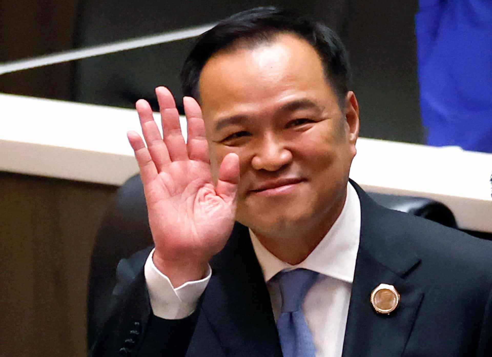 Bangkok (Thailand), 05/09/2025.- Bhumjaithai Party's leader Anutin Charnvirakul waves after being elected as prime minister during a voting session at Parliament in Bangkok, Thailand, 05 September 2025. Bhumjaithai Party's leader Anutin Charnvirakul succeeded in the parliamentary vote to become Thailand's 32nd prime minister and stated to form a minority coalition government after the charter court removed Paetongtarn Shinawatra from the office over severe ethics violations due to the leak controversial phone call with Cambodia's senate president. (Camboya, Tailandia) EFE/EPA/RUNGROJ YONGRIT BEST QUALITY AVAILABLE
