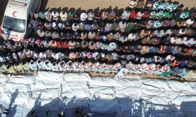 Equipos médicos rezan junto a los restos y cuerpos de palestinos no identificados, devueltos por Israel, antes de su entierro masivo fuera del Hospital Nasser en Khan Yunis, Franja de Gaza sur, 22 de octubre de 2025. La devolución de prisioneros palestinos fallecidos por Israel forma parte de un acuerdo de alto el fuego entre Israel y Hamas que entró en vigor el 10 de octubre de 2025. EFE/EPA/HAITHAM IMAD