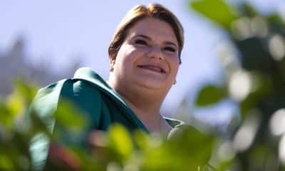 La gobernadora de Puerto Rico Jenniffer González pronuncia un discurso frente al Capitolio en San Juan (Puerto Rico). Imagen de archivo. EFE/ Thais Llorca