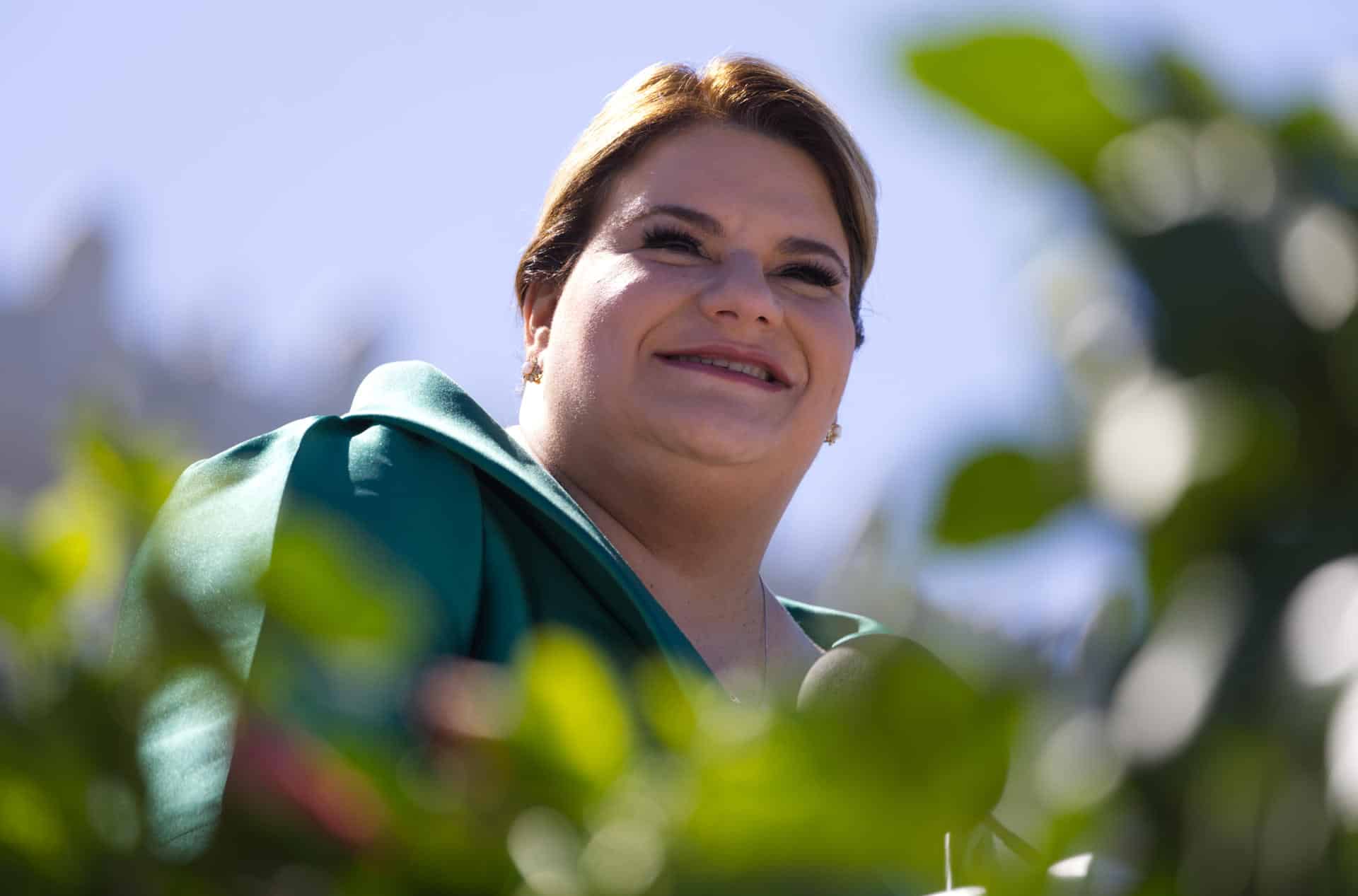La gobernadora de Puerto Rico Jenniffer González pronuncia un discurso frente al Capitolio en San Juan (Puerto Rico). Imagen de archivo. EFE/ Thais Llorca