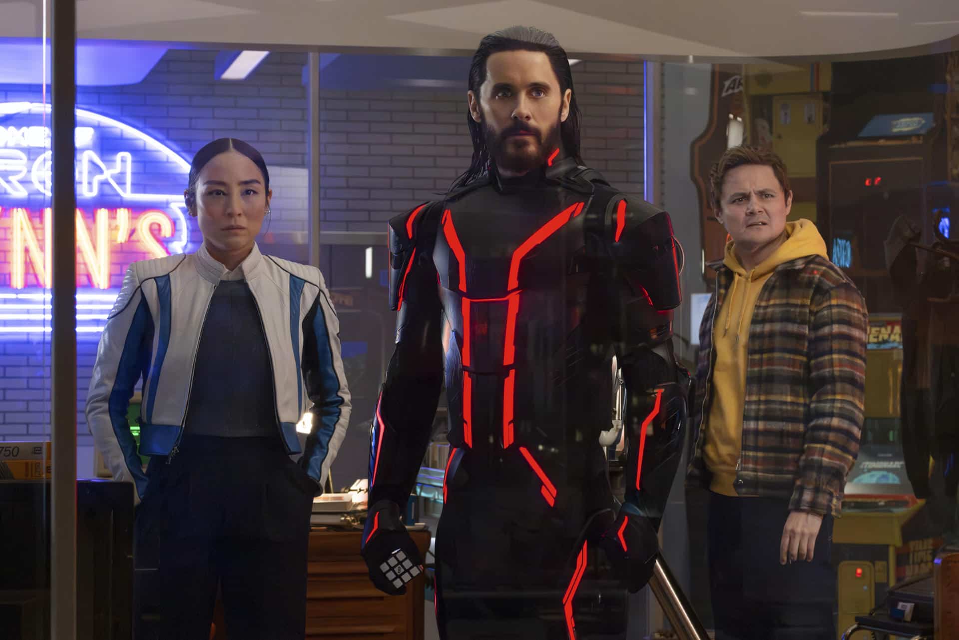 Greta Lee, como Eve Kim; Jared Leto es Ares y Arturo Castro interpreta a Seth Flores en la tercera entrega de la saga 'Tron'. EFE/ 2025 Disney Enterprises / Leah Gallo // SOLO USO EDITORIAL/SOLO DISPONIBLE PARA ILUSTRAR LA NOTICIA QUE ACOMPAÑA (CRÉDITO OBLIGATORIO)