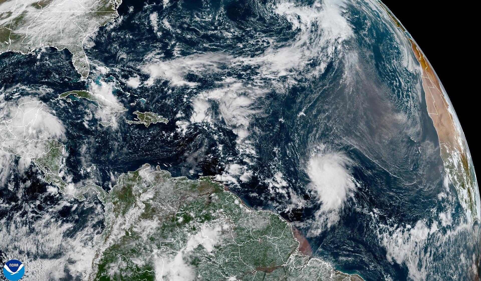 Fotografía satelital cedida por la Oficina Nacional de Administración Oceánica y Atmosférica de Estados Unidos (NOAA), a través del Centro Nacional de Huracanes (NHC), donde se observa la situación del clima en el Atlántico. EFE/ NOAA-NHC /SOLO USO EDITORIAL NO VENTAS /SOLO DISPONIBLE PARA ILUSTRAR LA NOTICIA QUE ACOMPAÑA (CRÉDITO OBLIGATORIO)