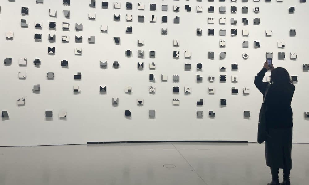 Pensada casi como un oasis para bajar de revoluciones en pleno corazón de París, la exposición 'Minimal' recorre este otoño la evolución del arte minimalista en la antigua Bolsa de Comercio, museo de las iniciativas de la Colección Pinault en la capital francesa. A través de un centenar de obras desplegadas en las diáfanas instalaciones de este edificio circular, ubicado a pocos minutos del Louvre, la visión de artistas como Dan Flavin, Robert Ryman, On Kawara o François Mollet repasan este movimiento que, desde los años 60, repensó el estatuto de la obra de arte y su relación con el espectador, depurando la estética al máximo. EFE/ Nerea González