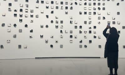 Pensada casi como un oasis para bajar de revoluciones en pleno corazón de París, la exposición 'Minimal' recorre este otoño la evolución del arte minimalista en la antigua Bolsa de Comercio, museo de las iniciativas de la Colección Pinault en la capital francesa. A través de un centenar de obras desplegadas en las diáfanas instalaciones de este edificio circular, ubicado a pocos minutos del Louvre, la visión de artistas como Dan Flavin, Robert Ryman, On Kawara o François Mollet repasan este movimiento que, desde los años 60, repensó el estatuto de la obra de arte y su relación con el espectador, depurando la estética al máximo. EFE/ Nerea González