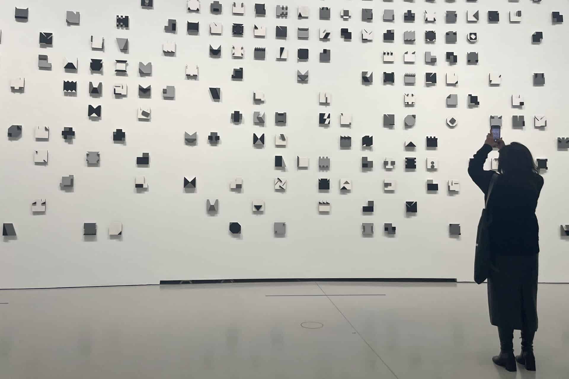 Pensada casi como un oasis para bajar de revoluciones en pleno corazón de París, la exposición 'Minimal' recorre este otoño la evolución del arte minimalista en la antigua Bolsa de Comercio, museo de las iniciativas de la Colección Pinault en la capital francesa. A través de un centenar de obras desplegadas en las diáfanas instalaciones de este edificio circular, ubicado a pocos minutos del Louvre, la visión de artistas como Dan Flavin, Robert Ryman, On Kawara o François Mollet repasan este movimiento que, desde los años 60, repensó el estatuto de la obra de arte y su relación con el espectador, depurando la estética al máximo. EFE/ Nerea González