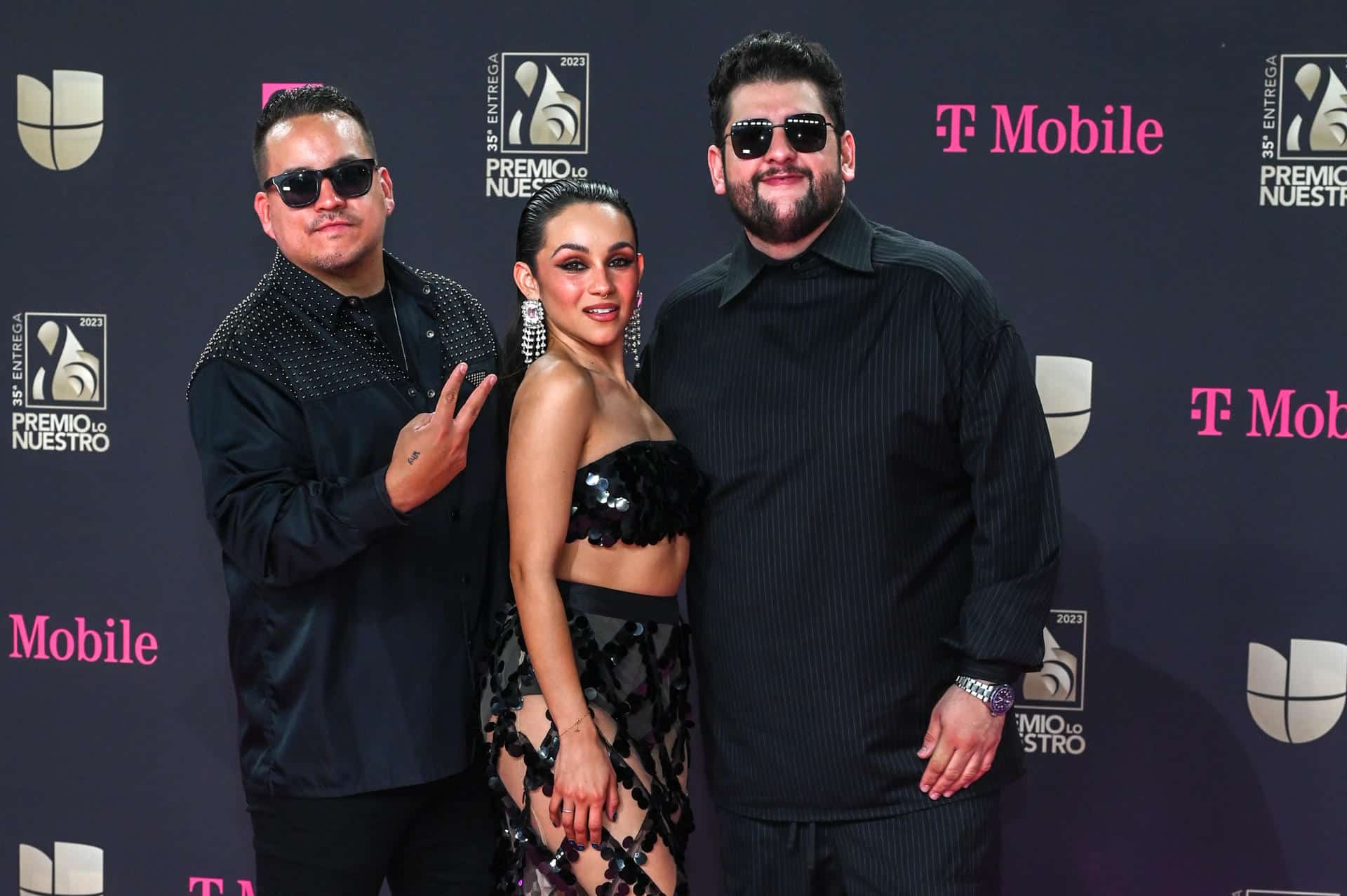 Pablo Preciado, Melissa Robles y Román Torres del grupo Matisse posan en la alfombra magenta de los Premio Lo Nuestro en el Miami-Dade Arena, en Miami, Florida (EEUU). Imagen de archivo. EFE/ Giorgio Viera