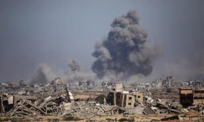 Columnas de humo de un bombardeo en Gaza el pasado 2 de octubre.  EFE/Haitham Imad