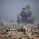 Columnas de humo de un bombardeo en Gaza el pasado 2 de octubre.  EFE/Haitham Imad
