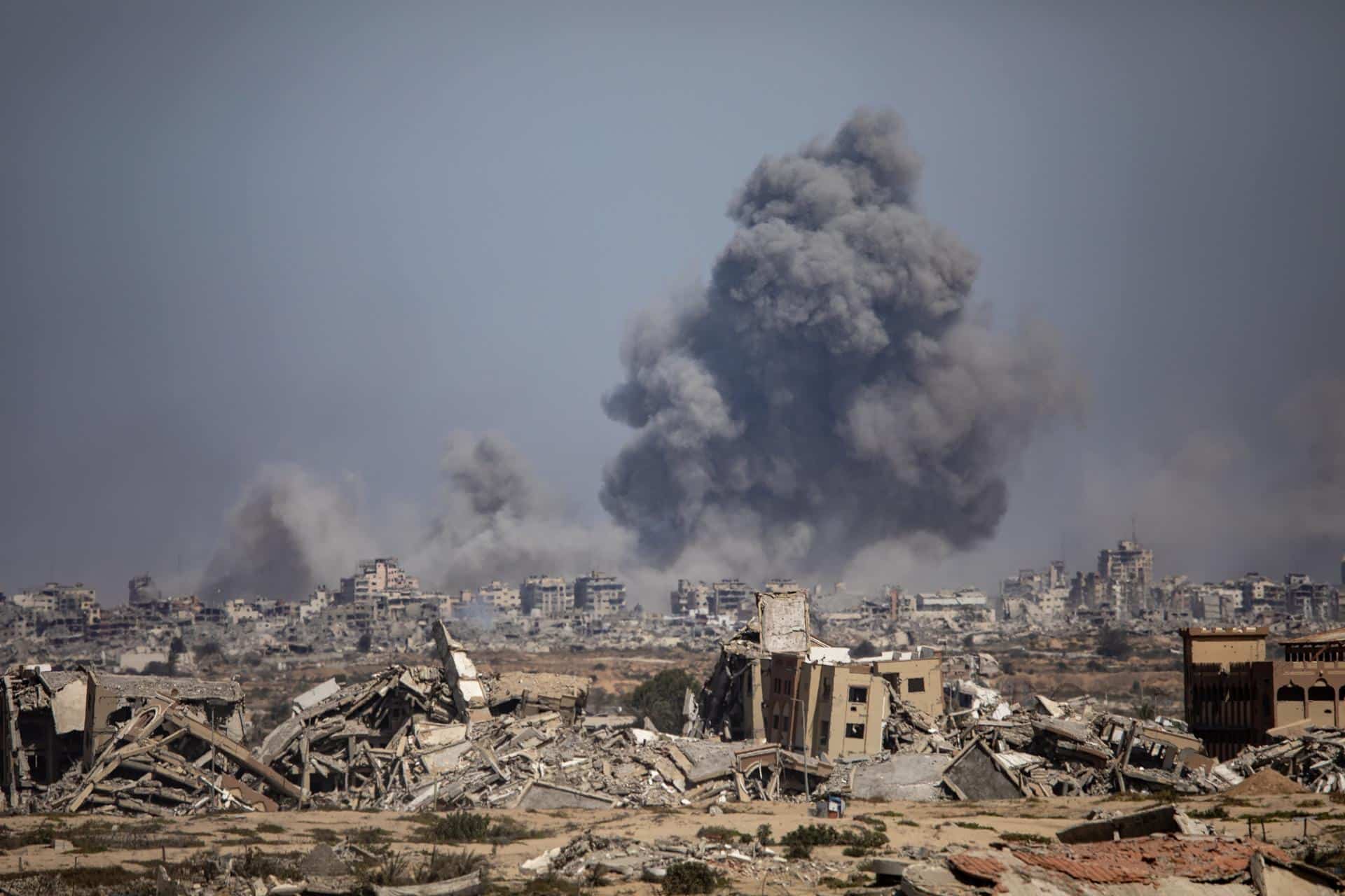 Columnas de humo de un bombardeo en Gaza el pasado 2 de octubre. EFE/Haitham Imad