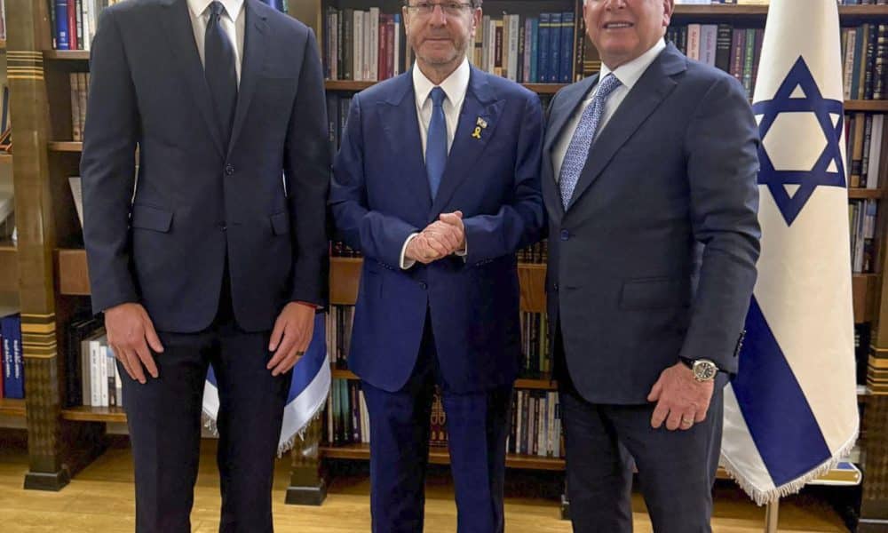 El presidente israelí, Isaac Herzog (c), en una reunión este jueves en Jerusalén con el enviado especial del presidente estadounidense, Donald Trump para Oriente Medio, Steve Witkoff (d), y con su yerno, Jared Kushner (i). -SOLO USO EDITORIAL/SOLO DISPONIBLE PARA ILUSTRAR LA NOTICIA QUE ACOMPAÑA (CRÉDITO OBLIGATORIO)-