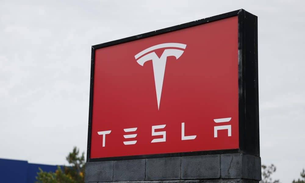 Un logo de Tesla se muestra fuera de un showroom en Burbank, California, EE.UU.. Imagen de archivo. EFE/EPA/CAROLINE BREHMAN