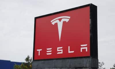 Un logo de Tesla se muestra fuera de un showroom en Burbank, California, EE.UU.. Imagen de archivo. EFE/EPA/CAROLINE BREHMAN