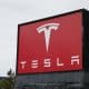 Un logo de Tesla se muestra fuera de un showroom en Burbank, California, EE.UU.. Imagen de archivo. EFE/EPA/CAROLINE BREHMAN