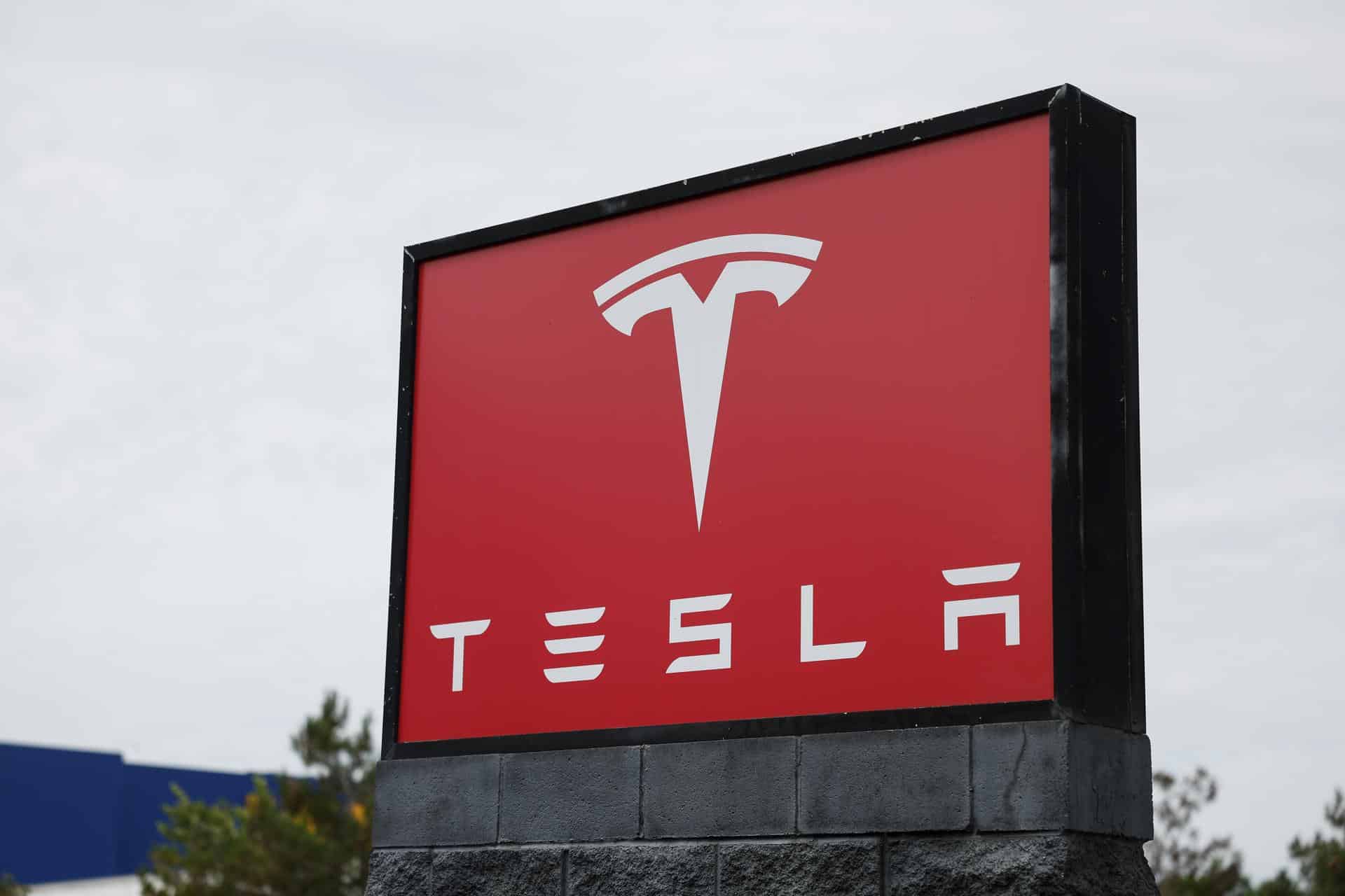 Un logo de Tesla se muestra fuera de un showroom en Burbank, California, EE.UU.. Imagen de archivo. EFE/EPA/CAROLINE BREHMAN