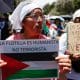 Una persona sostiene un cartel durante la segunda peregrinación por la paz en Palestina este domingo, en Quito (Ecuador). EFE/José Jácome