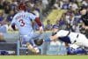 El receptor de los Dodgers de Los Ángeles, Will Smith (d.) neutraliza a Bryce Harper (i), de los Filis de Filadelfia, este miércoles, durante el tercer juego al mejor de cinco de la Serie Divisional de la Liga Nacional de las Grandes Ligas de Béisbol en Los Ángeles (California). EFE/EPA/ALLISON DINNER