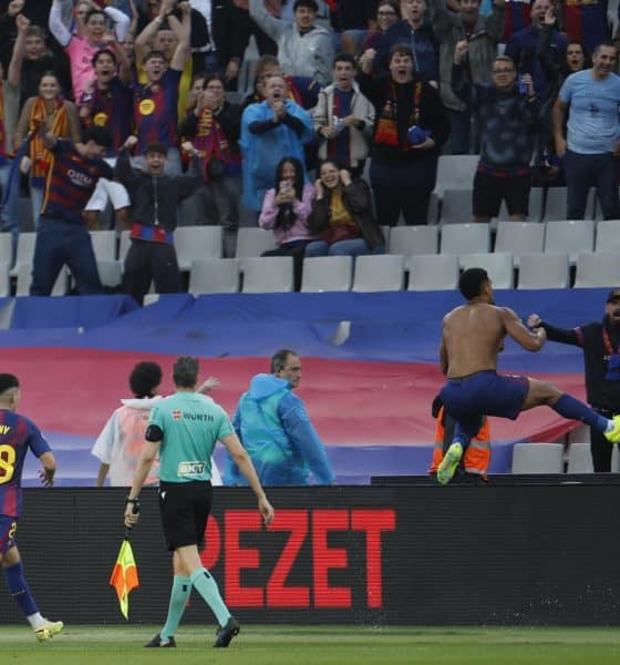El defensa del Barça Ronald Araújo (d) celebra tras anotar el 2-1 de la victoria durante el partido de la jornada 9 de LaLiga EA Sports, entre el FC Barcelona y el Girona FC, en el estadio Olímpico de Montjuic, en Barcelona. EFE/ Alberto Estevez