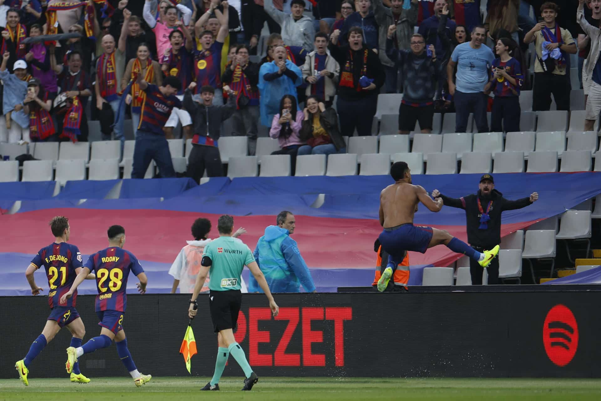 El defensa del Barça Ronald Araújo (d) celebra tras anotar el 2-1 de la victoria durante el partido de la jornada 9 de LaLiga EA Sports, entre el FC Barcelona y el Girona FC, en el estadio Olímpico de Montjuic, en Barcelona. EFE/ Alberto Estevez