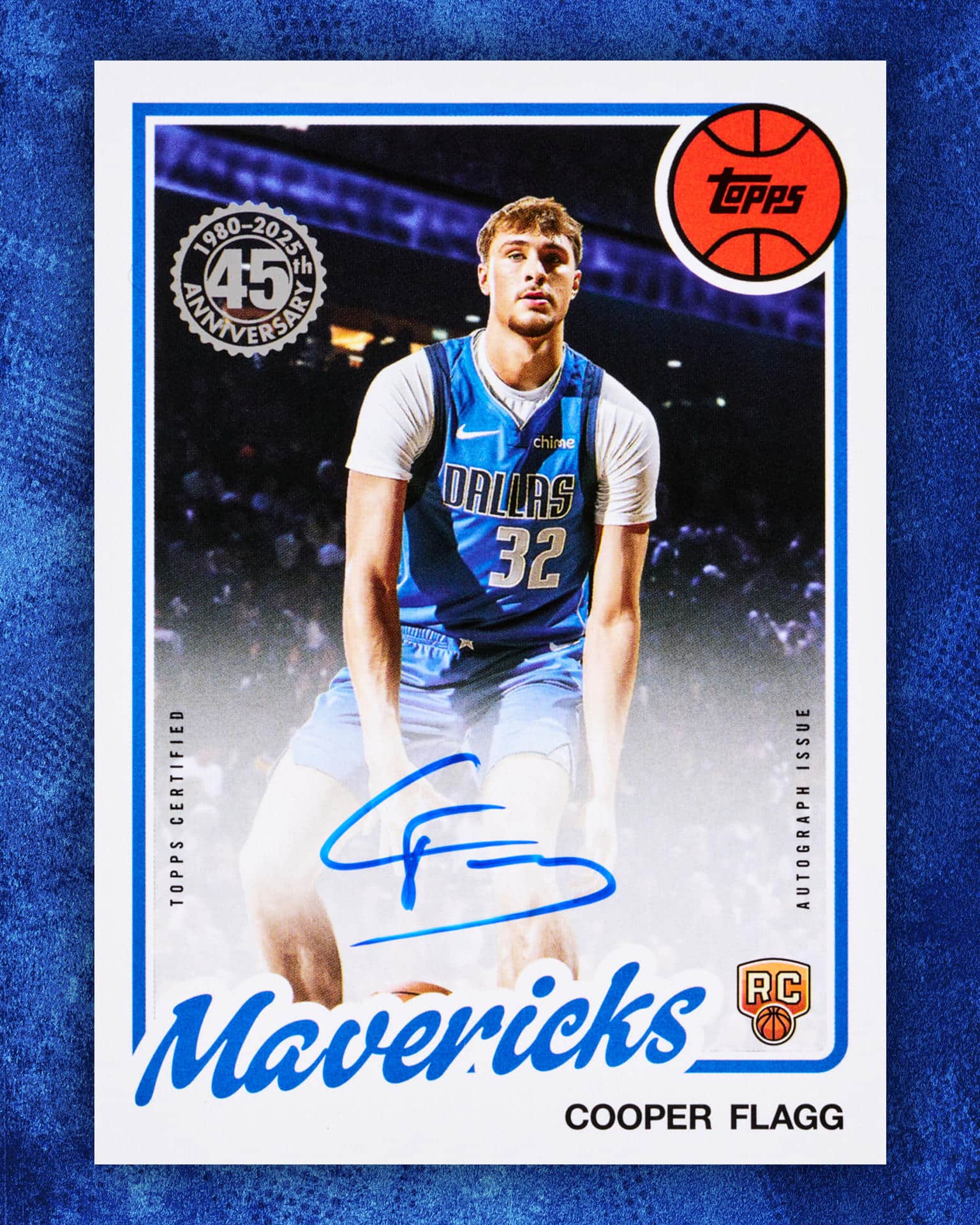 La camiseta de Cooper Flagg en su debut con Dallas Mavericks fue un activo de inversión. El parche de novato que vistió esa noche fue retirado y convertido en un cromo autografiado cuyo valor podría superar el millón de dólares. Es la nueva fiebre del oro en los coleccionables de la NBA. EFE/Cedido por Fanatic Collectibles USO EDITORIAL NO VENTAS