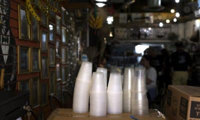 Fotografía de archivo de vasos de plástico de un solo uso en la barra de un bar. EFE/ Thais Llorca