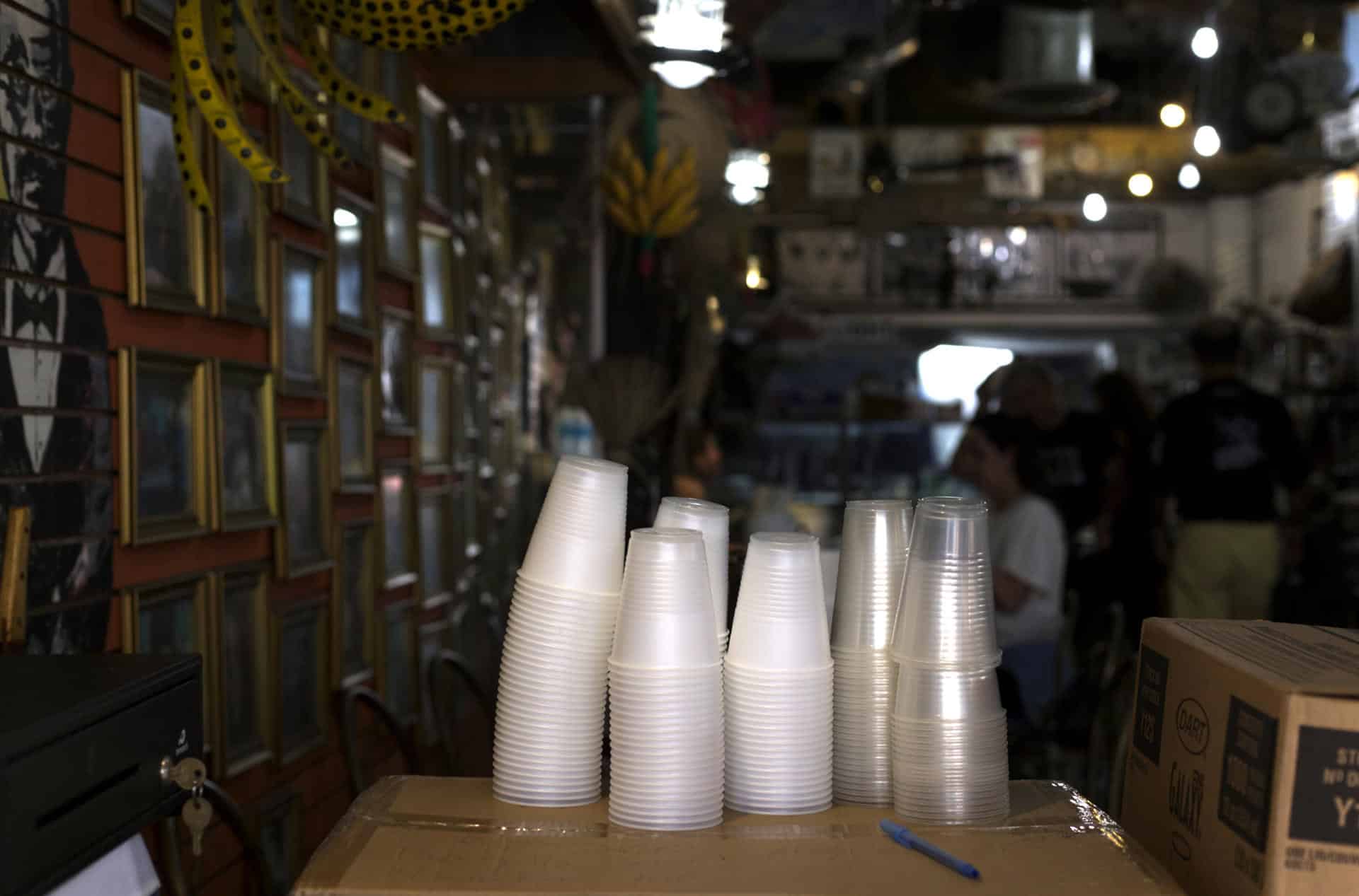 Fotografía de archivo de vasos de plástico de un solo uso en la barra de un bar. EFE/ Thais Llorca