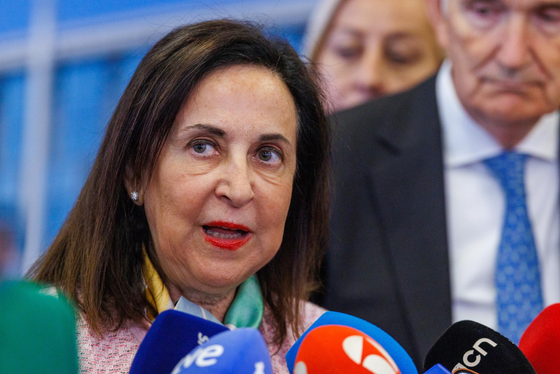 La ministra de Defensa de España, Margarita Robles, habla con la prensa durante la reunión de ministros de Defensa de la OTAN en Bruselas, Bélgica, 15 de octubre de 2025. (Bélgica, Bruselas) EFE/EPA/OLIVIER MATTHYS