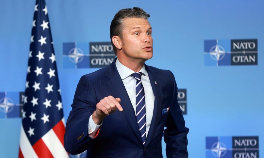 El secretario de Guerra de EE. UU., Pete Hegseth, tras ser recibido por el secretario general de la OTAN, Mark Rutte (no en la imagen), antes de la reunión de ministros de Defensa de la OTAN en Bruselas, Bélgica, el 15 de octubre de 2025. La reunión del Consejo del Atlántico Norte en sesión de ministros de Defensa será seguida por una reunión del Grupo de Contacto de Ucrania. EFE/OLIVIER HOSLET