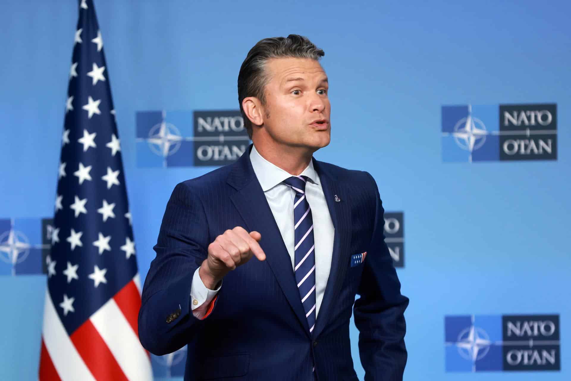 El secretario de Guerra de EE. UU., Pete Hegseth, tras ser recibido por el secretario general de la OTAN, Mark Rutte (no en la imagen), antes de la reunión de ministros de Defensa de la OTAN en Bruselas, Bélgica, el 15 de octubre de 2025. La reunión del Consejo del Atlántico Norte en sesión de ministros de Defensa será seguida por una reunión del Grupo de Contacto de Ucrania. EFE/OLIVIER HOSLET