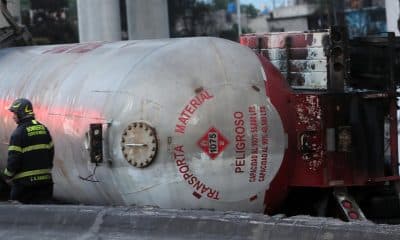 Fotografía del 10 de septiembre de 2025 de un bombero junto a un camión de gas accidentado en la Ciudad de México (México). Imagen de archivo. EFE/ Mario Guzmán