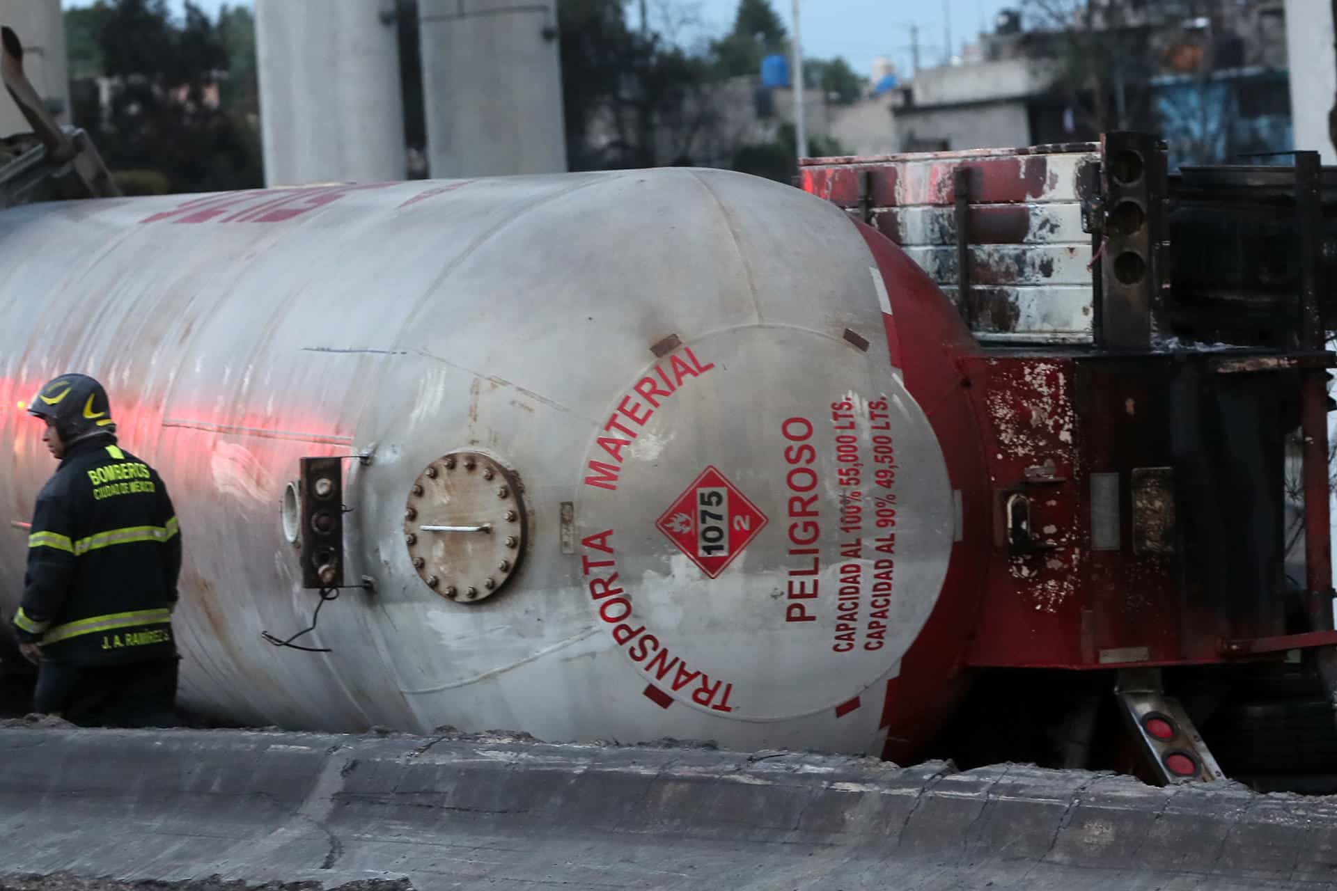 Fotografía del 10 de septiembre de 2025 de un bombero junto a un camión de gas accidentado en la Ciudad de México (México). Imagen de archivo. EFE/ Mario Guzmán