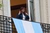 La expresidenta de Argentina Cristina Fernández saluda a sus seguidores desde el balcón de su residencia durante el Día de la Lealtad peronista este viernes, en Buenos Aires (Argentina). EFE/ Juan Ignacio Roncoroni
