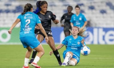 Katty Martinez (d) de Monterrey disputa el balón con Jaime Perrault (c) de Vancouver este jueves, en un partido de la Copa de Campeones Concacaf (F) entre Monterrey y Vancouver en el estadio BBVA, en Monterrey (México). EFE/ Miguel Sierra