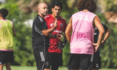 Fotografía cedida por el Inter Miami CF donde aparece su entrenador, Javier Mascherano (i), durante un entrenamiento este viernes, en Fort Lauderdale (EE.UU.). EFE/ Inter Miami CF