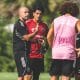 Fotografía cedida por el Inter Miami CF donde aparece su entrenador, Javier Mascherano (i), durante un entrenamiento este viernes, en Fort Lauderdale (EE.UU.). EFE/ Inter Miami CF