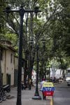 El activista Rafael Araujo camina con una cometa con un mensaje referente al premio Nobel de la Paz 2025 a la líder opositora María Corina Machado, el 10 de octubre de 2025, en Caracas (Venezuela).EFE/ Miguel Gutiérrez
