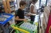 Unas personas compran botellas de agua este martes en un supermercado de San Juan, Puerto Rico. EFE/Thais Llorca