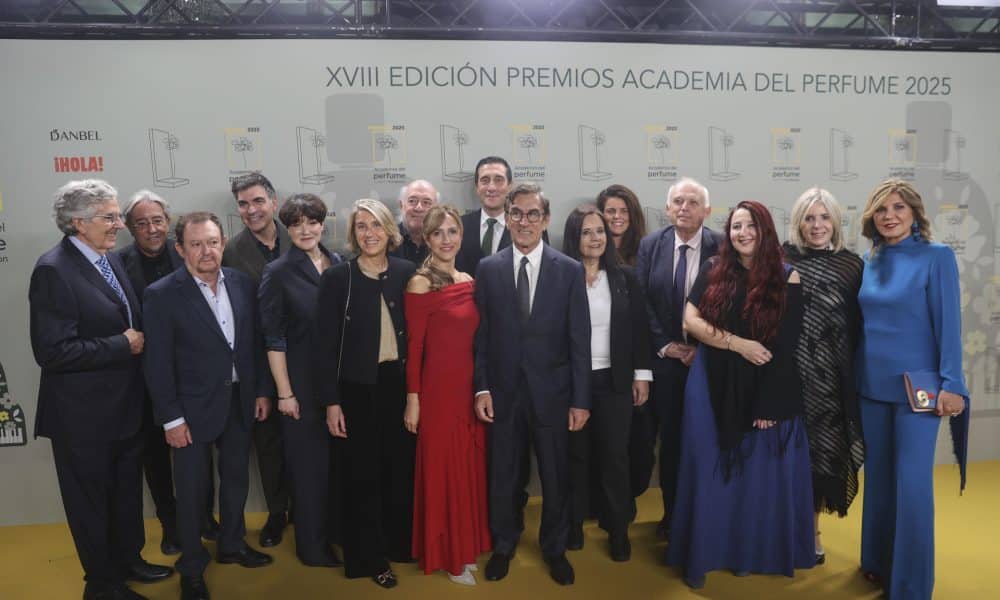 El Presidente de la Academia del Perfume, Juan Pedro Abeniacar (c), posa en la fotografía de familia durante la ceremonia de entrega de la XVIII Edición de los Premios Academia del Perfume, este lunes en el Teatro Fernando de Rojas de Madrid. EFE/ Víctor Lerena
