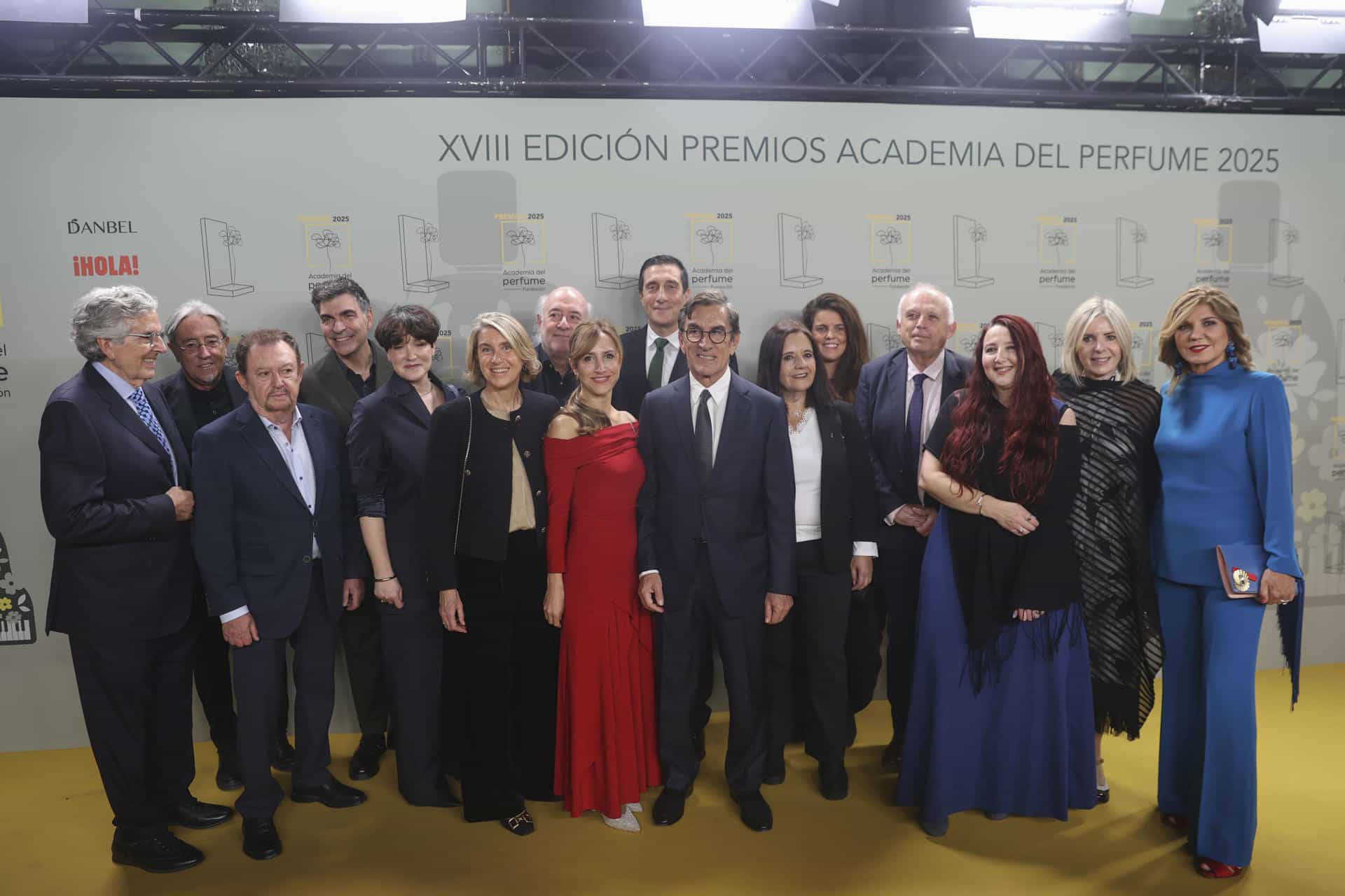 El Presidente de la Academia del Perfume, Juan Pedro Abeniacar (c), posa en la fotografía de familia durante la ceremonia de entrega de la XVIII Edición de los Premios Academia del Perfume, este lunes en el Teatro Fernando de Rojas de Madrid. EFE/ Víctor Lerena