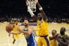 El escolta de Golden State Warriors Stephen Curry (i) anota ante el pívot de Los Angeles Lakers Deandre Ayton (d). EFE/EPA/ALLISON DINNER SHUTTERSTOCK OUT