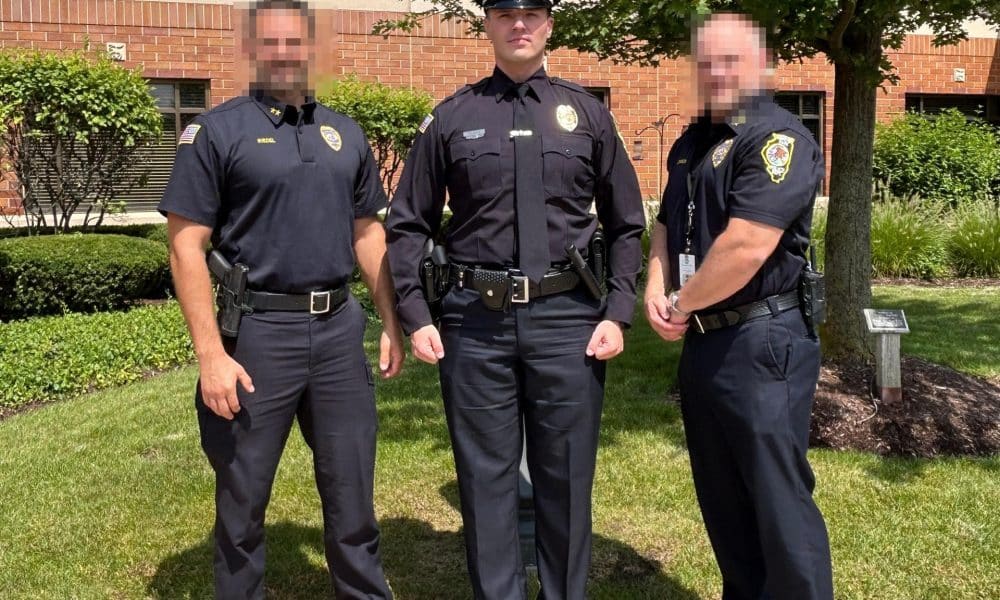 Fotografía divulgada por el Departamento de Policía de Hanover Park en su cuenta de Facebook en donde aparece el oficial Radule Bojovic (c) posando junto a los jefes del departamento policial el día de su graduación de la Academia Suburbana de Policía (SLEA). EFE/Departamento de Policía de Hanover Park /SOLO USO EDITORIAL /NO VENTAS /SOLO DISPONIBLE PARA ILUSTRAR LA NOTICIA QUE ACOMPAÑA /CRÉDITO OBLIGATORIO