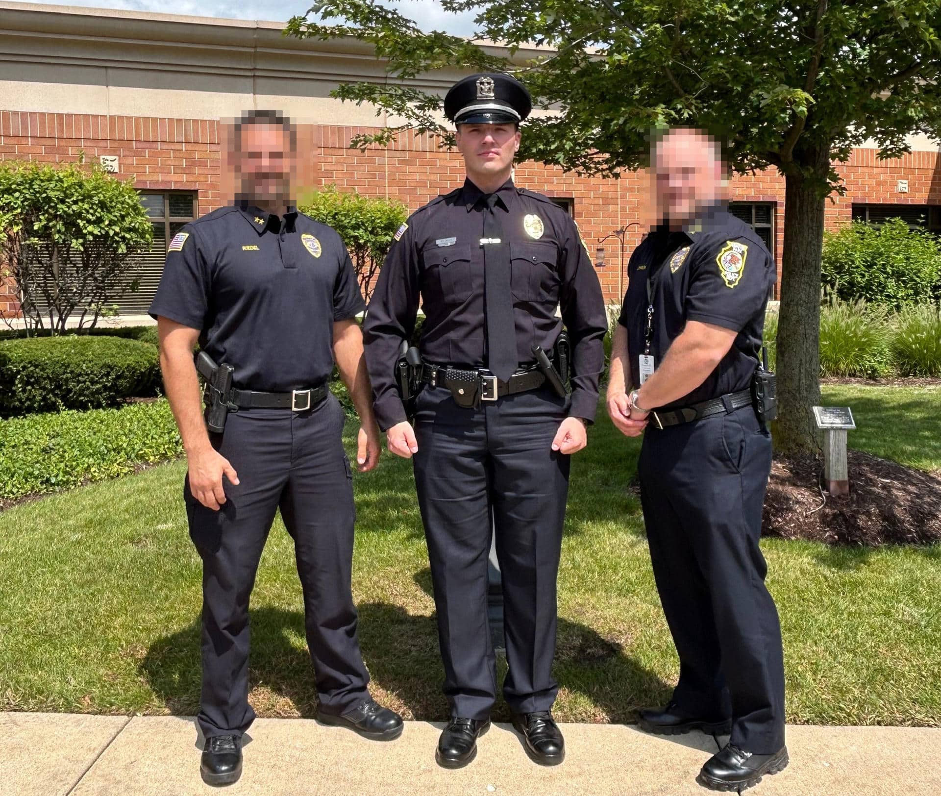 Fotografía divulgada por el Departamento de Policía de Hanover Park en su cuenta de Facebook en donde aparece el oficial Radule Bojovic (c) posando junto a los jefes del departamento policial el día de su graduación de la Academia Suburbana de Policía (SLEA). EFE/Departamento de Policía de Hanover Park /SOLO USO EDITORIAL /NO VENTAS /SOLO DISPONIBLE PARA ILUSTRAR LA NOTICIA QUE ACOMPAÑA /CRÉDITO OBLIGATORIO
