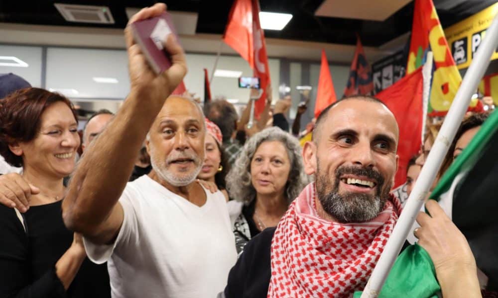 Un primer grupo de activistas italianos de la Global Sumud Flotilla, la noche de este sábado a su llegada al aeropuerto Fiumicino en Roma. EFE/EPA/TELENEWS