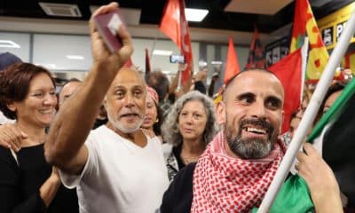 Un primer grupo de activistas italianos de la Global Sumud Flotilla, la noche de este sábado a su llegada al aeropuerto Fiumicino en Roma. EFE/EPA/TELENEWS