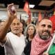 Un primer grupo de activistas italianos de la Global Sumud Flotilla, la noche de este sábado a su llegada al aeropuerto Fiumicino en Roma. EFE/EPA/TELENEWS