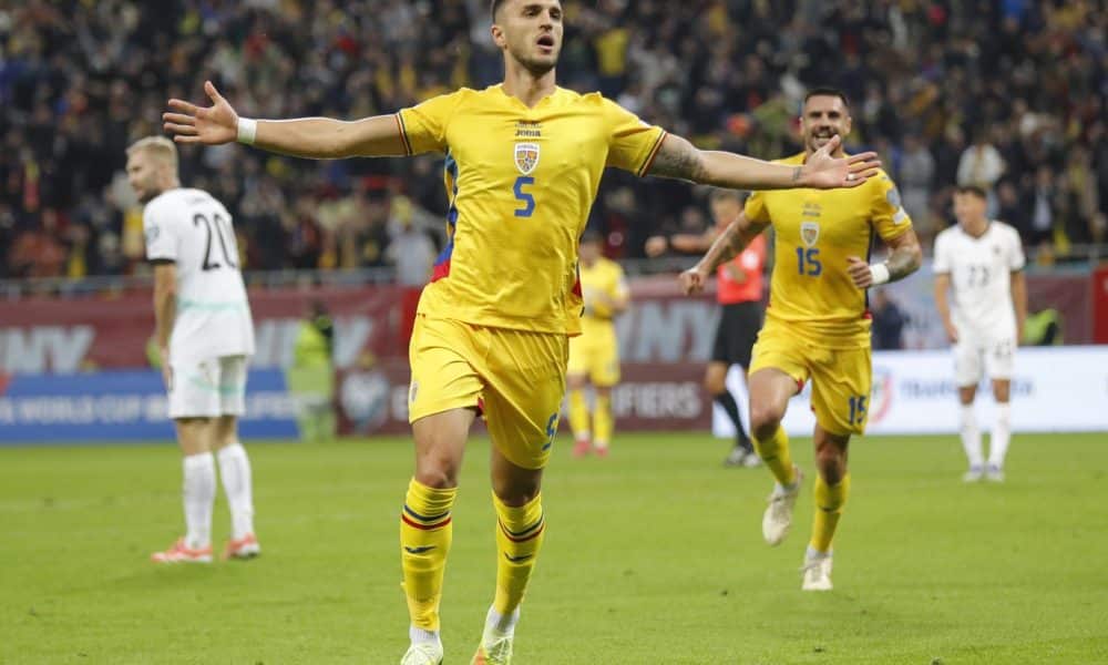 El jugador rumano Virgil Ghita celebra el 1-0 durante el partido del grupo H que han jugado Rumanía y Austria en Bucarest, Rumanía. EFE/EPA/ROBERT GHEMENT