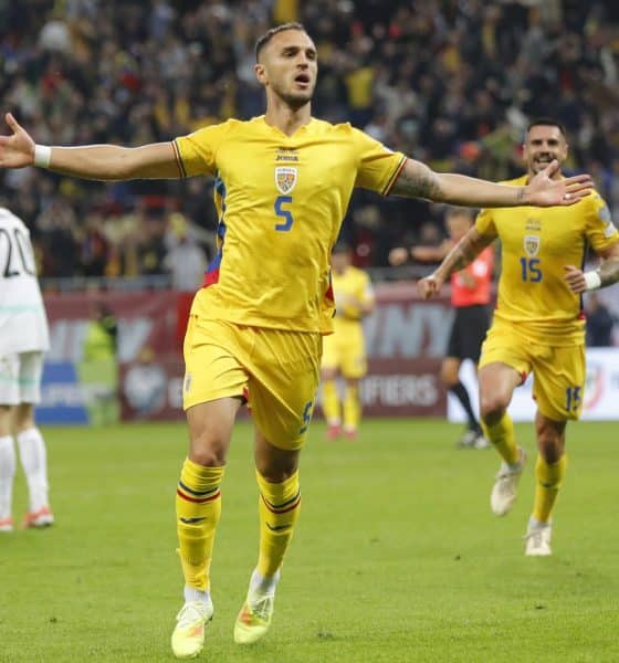 El jugador rumano Virgil Ghita celebra el 1-0 durante el partido del grupo H que han jugado Rumanía y Austria en Bucarest, Rumanía. EFE/EPA/ROBERT GHEMENT