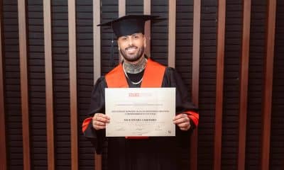 Fotografía tomada de la cuenta oficial @nickyjam en la red social instagram del cantante estadounidense Nicky Jam posando al recibir el doctorado honoris causa en Industrias creativas y emprendimiento cultural este jueves, en la Universidad de la Costa, en Barranquilla (Colombia). EFE/ @nickyjam