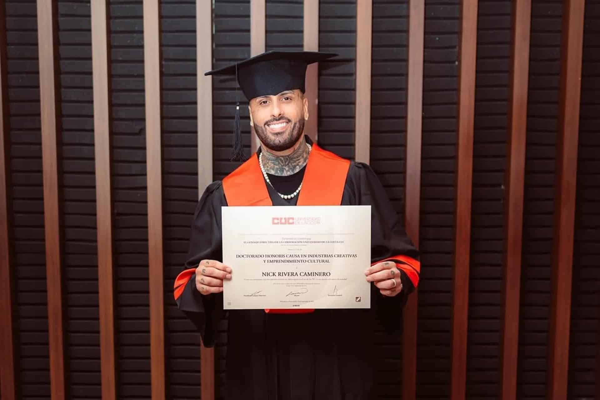 Fotografía tomada de la cuenta oficial @nickyjam en la red social instagram del cantante estadounidense Nicky Jam posando al recibir el doctorado honoris causa en Industrias creativas y emprendimiento cultural este jueves, en la Universidad de la Costa, en Barranquilla (Colombia). EFE/ @nickyjam