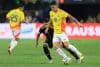 Johan Vásquez (i), de México, marca a James Rodríguez, de Colombia, durante un partido amistoso para el Mundial 2026 en el estadio AT&T en Arlington (EE.UU.). EFE/Carlos Ramírez
